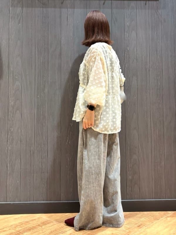 meiさんの「SHOO･LA･RUE｜華やかにさをプラスする シアードビー シャーリングブラウス」を使ったコーディネート