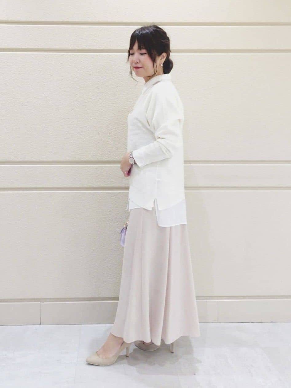 TOMOMIさんの「INDIVI｜【UVケア／セットアップ可能】スエード調サテンスカート」を使ったコーディネート