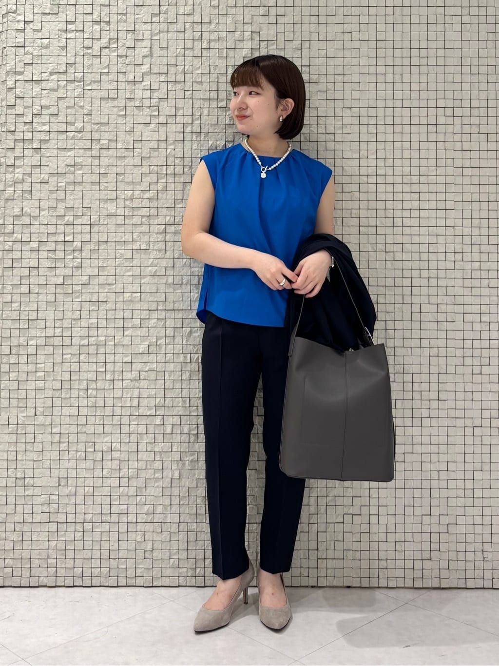 sakuさんの「INDIVI｜【定番スーツ／UVケア／洗える】ウール調タックテーパードパンツ」を使ったコーディネート