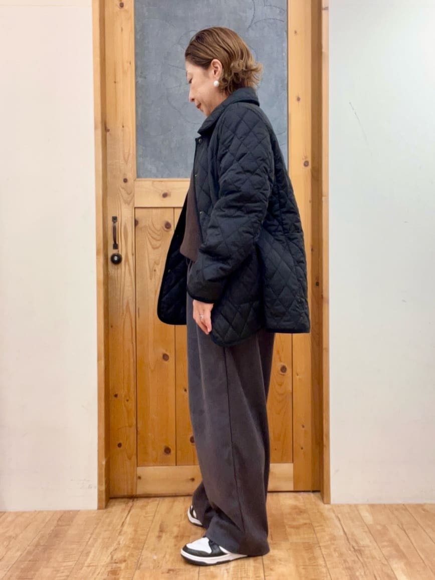 ゆみさんの「SHOO･LA･RUE｜【洗濯機可/ちくちくしにくい】大人のための スウェットライク刺繍ロゴニット」を使ったコーディネート