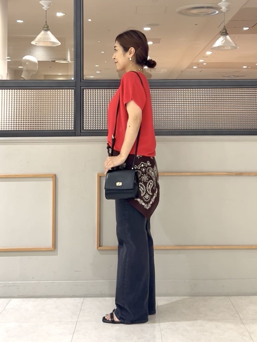 𝑹𝑶𝑴𝑰さんの「INDIVI｜【褒められデニム】ワイドストレート デニムパンツ」を使ったコーディネート