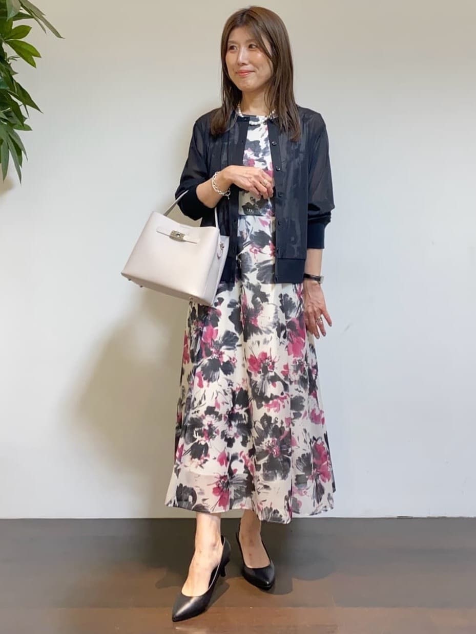 tomoさんの「UNTITLED｜【シアー/エレガント/花柄/夏ワンピ】ペイントフラワーワンピース」を使ったコーディネート