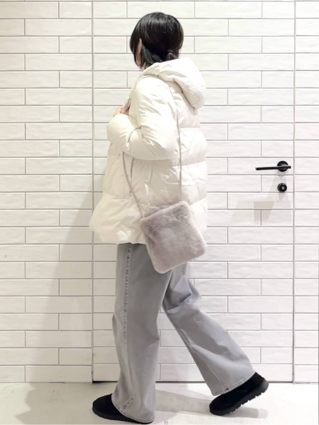 しおりさんの「OPAQUE.CLIP｜撥水フードミドルダウンコート【防風／抗菌防臭／洗濯機OK】《S～LL》」を使ったコーディネート