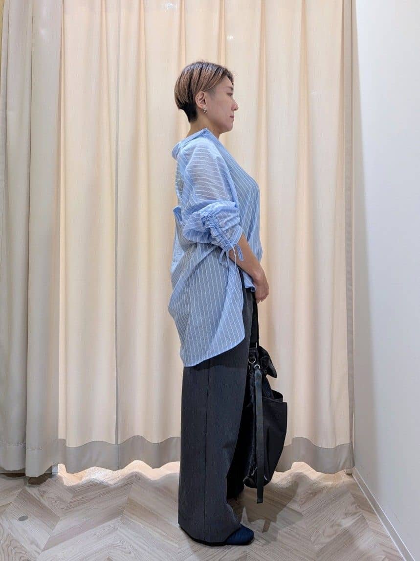 ユカさんの「SHOO･LA･RUE｜【S-LL】程よい透け感 ストライプ柄 お袖ギャザーデザインシャツ」を使ったコーディネート