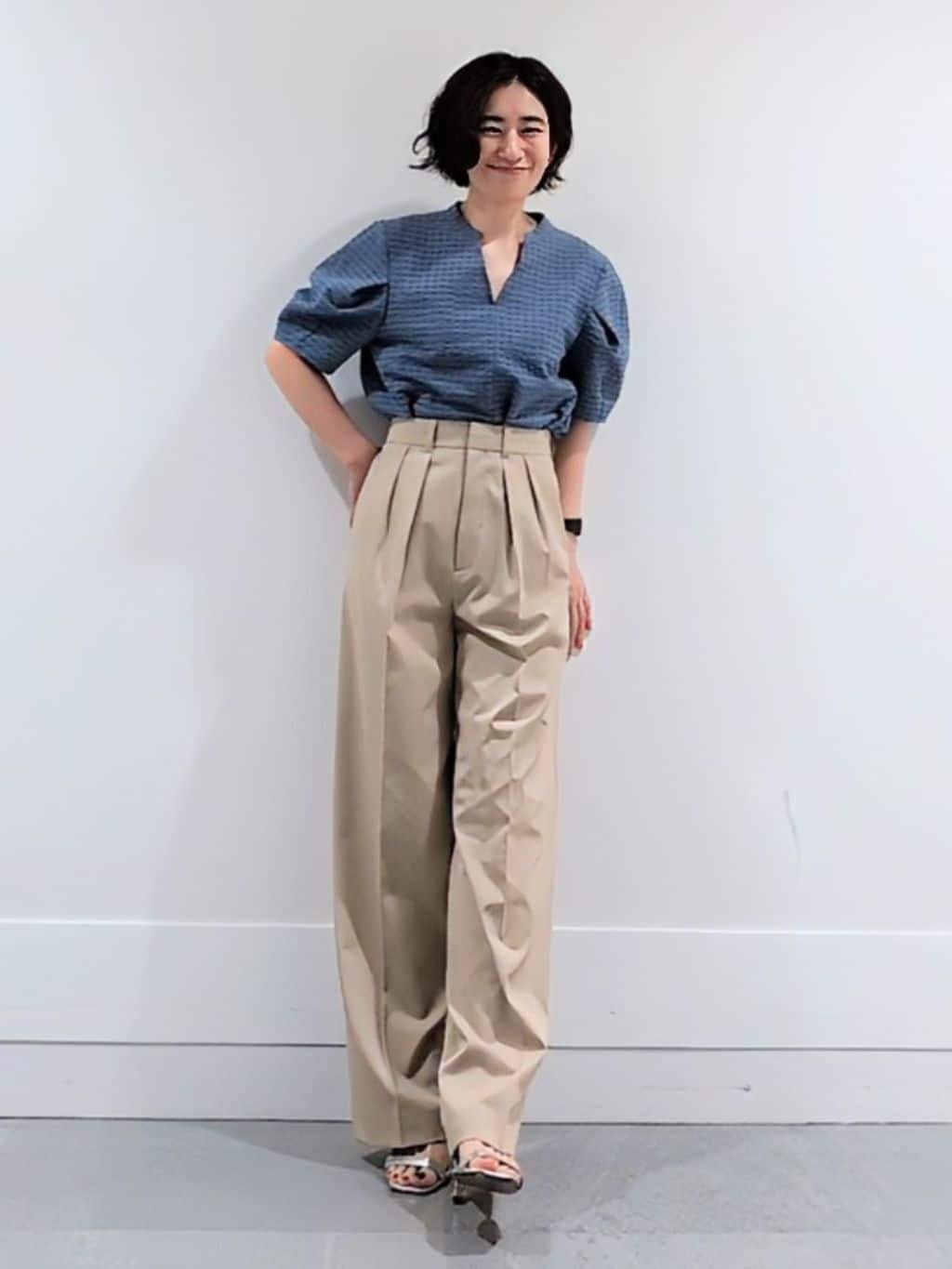 ミズタさんの「UNTITLED｜【吸水速乾/ストレッチ/Vネック】フォルムスリーブ ブラウス」を使ったコーディネート