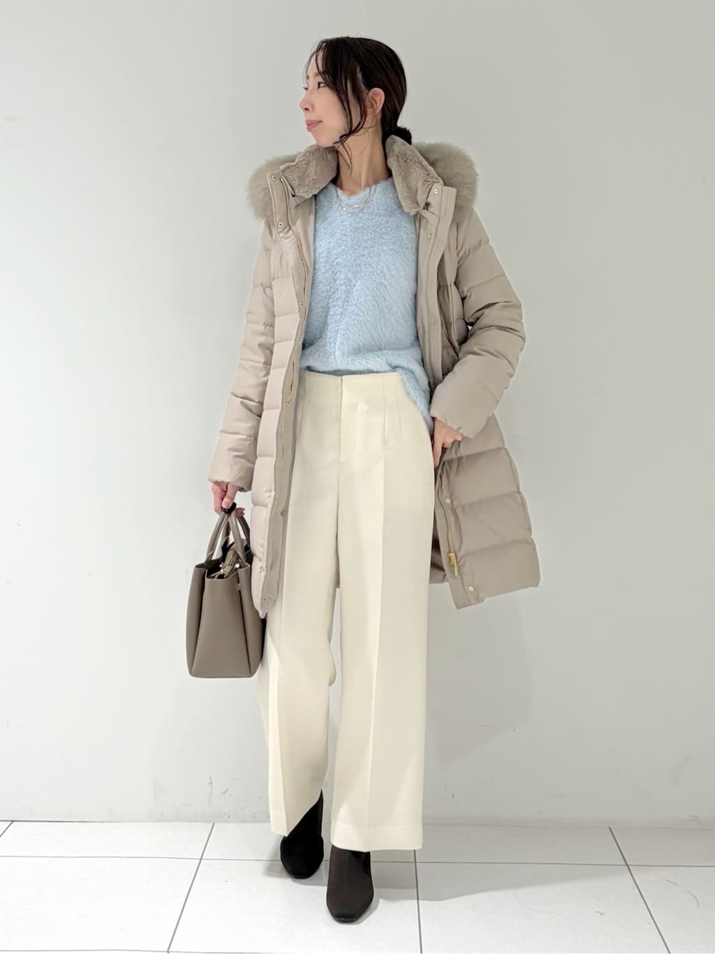 shioriさんの「INDIVI｜【名品／撥水／抗菌防臭】ロング丈リサイクルダウンコート」を使ったコーディネート