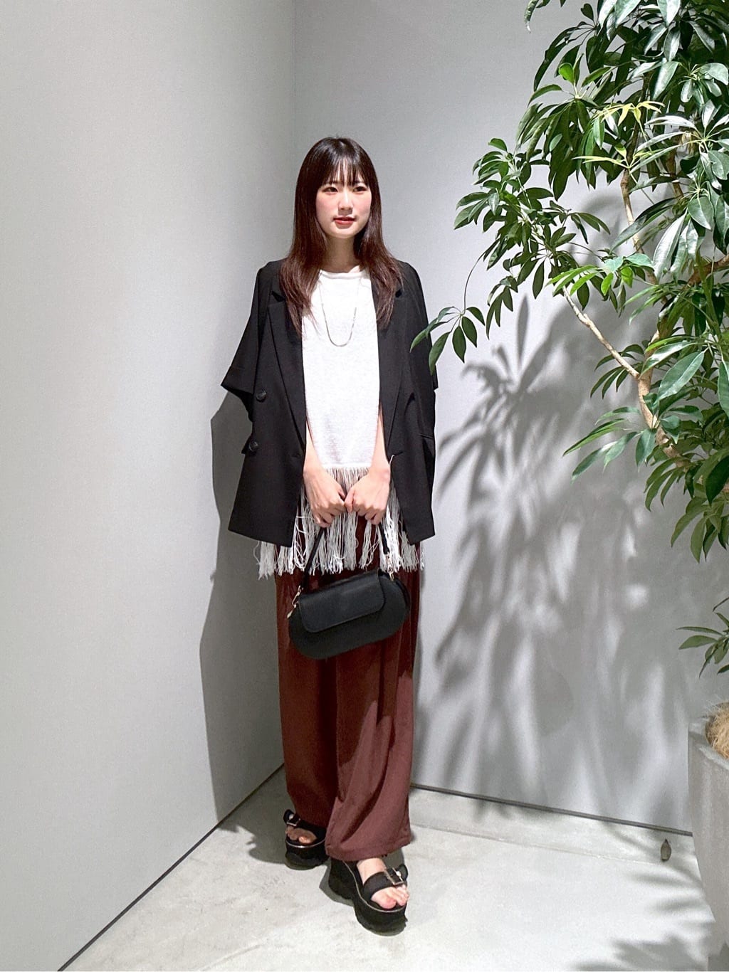 Renoさんの「INDIVI｜スリーブレスフリンジニット」を使ったコーディネート