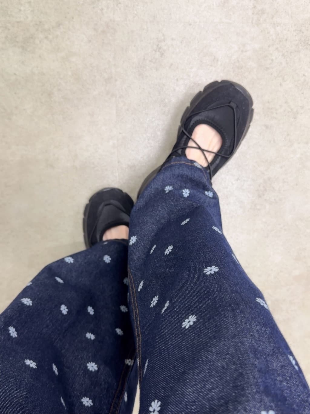 𝐜𝐡𝐢𝐤𝐚さんの「SHOO･LA･RUE｜【S-LL】周りと差がつく デイジー柄デニムワイドパンツ」を使ったコーディネート