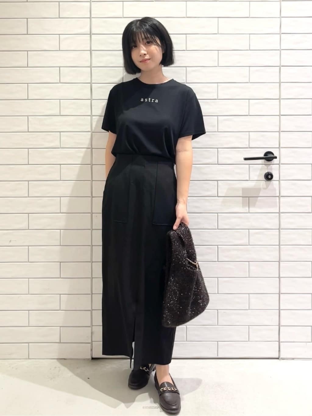 しおりさんの「OPAQUE.CLIP｜メタリック刺繍ロゴTシャツ【接触冷感／洗濯機洗い可】」を使ったコーディネート
