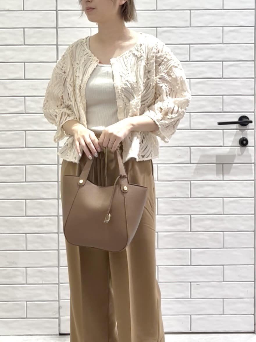 しおりさんの「OPAQUE.CLIP｜シアー刺繍レース前開きブラウス【洗濯機洗い可】」を使ったコーディネート