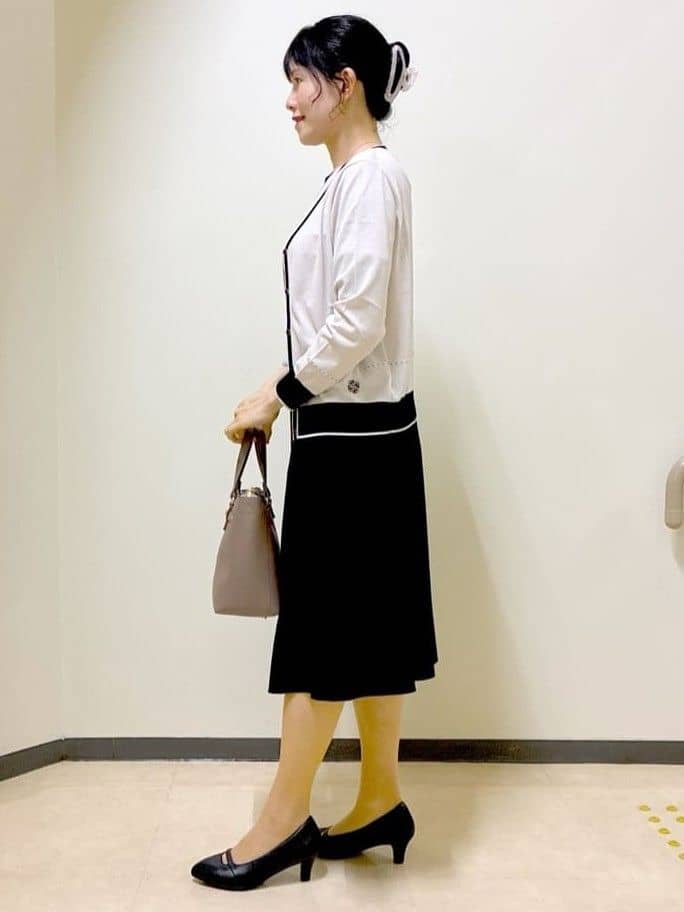  beni_gingerさんの「Reflect｜【WEB先行カラーあり／手洗い可／アンサンブル可】バイカラーカーディガン」を使ったコーディネート