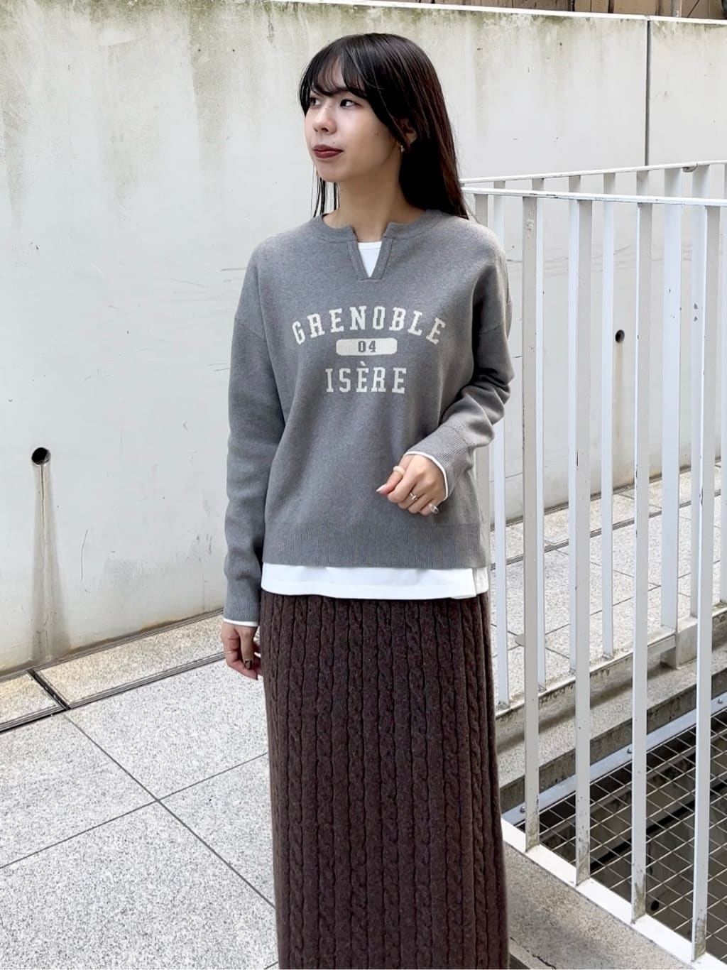 cotaniさんの「grove｜カレッジロゴキーネックニット」を使ったコーディネート