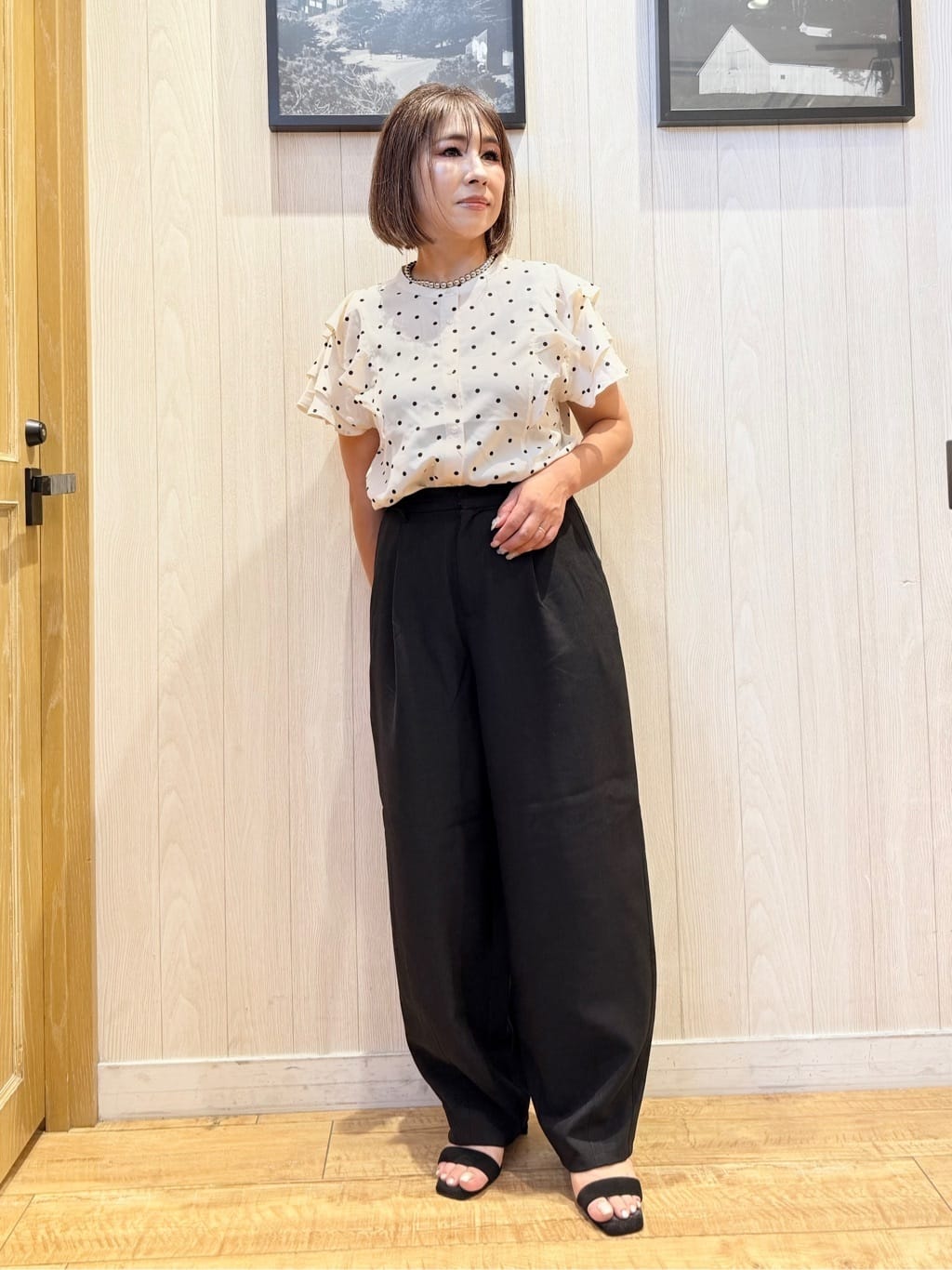 Megさんの「SHOO･LA･RUE｜【無地/ドット柄】お袖フリルが華やぐ きれいめブラウス」を使ったコーディネート