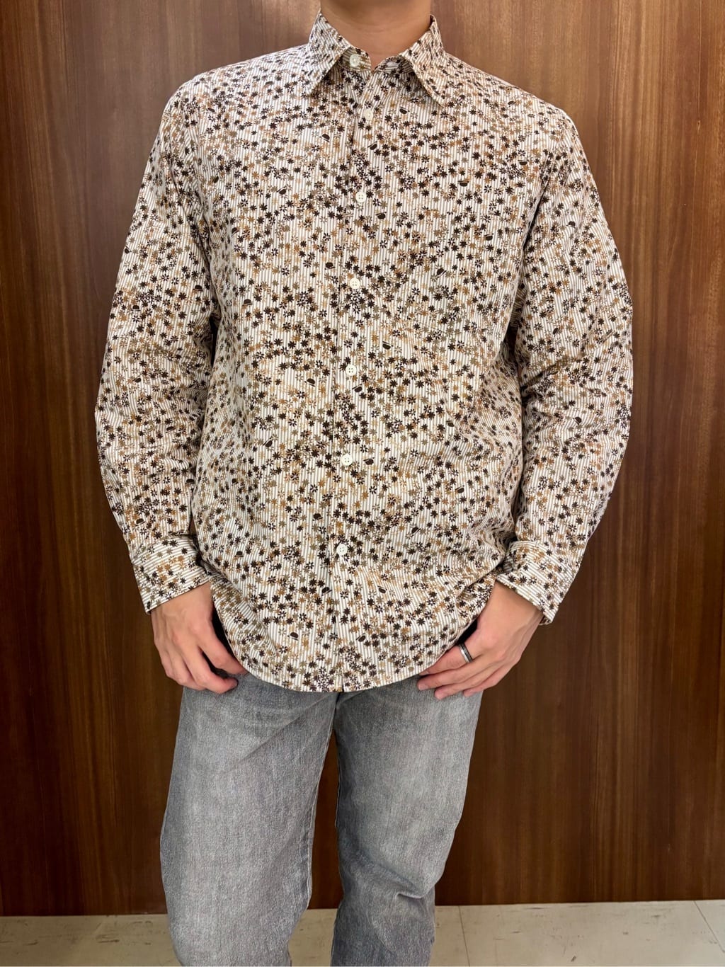 中村さんの「TAKEO KIKUCHI｜ストライプ小花 長袖シャツ」を使ったコーディネート