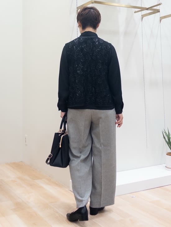 シュウコさんの「grove｜リーフ刺繍スパンコールベスト＆ブラウスセット」を使ったコーディネート