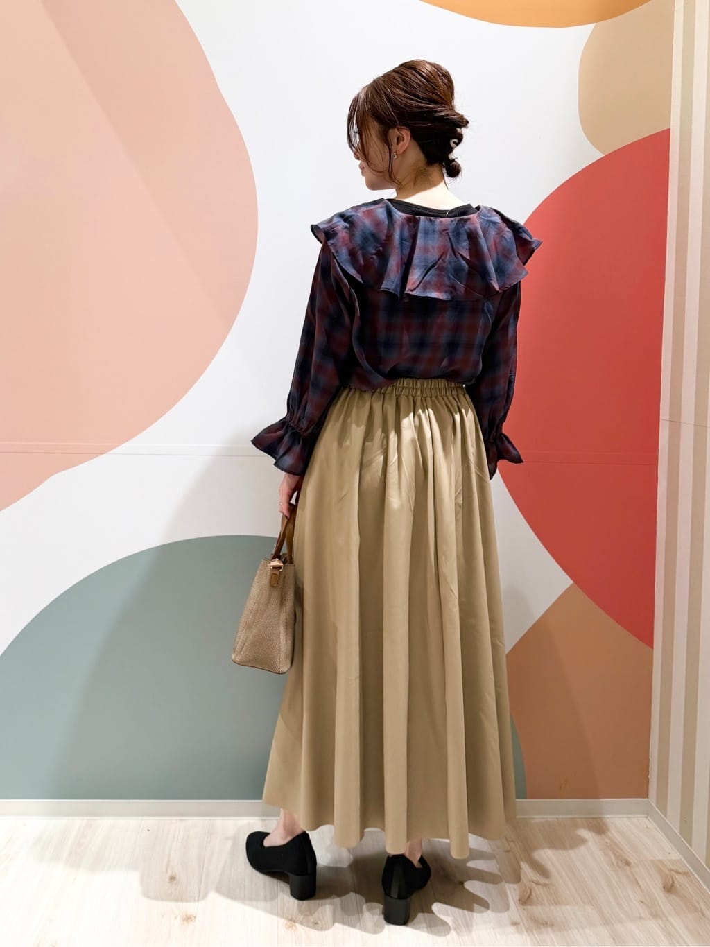 長女さんの「SHOO･LA･RUE｜【S-LL】1枚で華やか チェック柄フリルブラウス」を使ったコーディネート