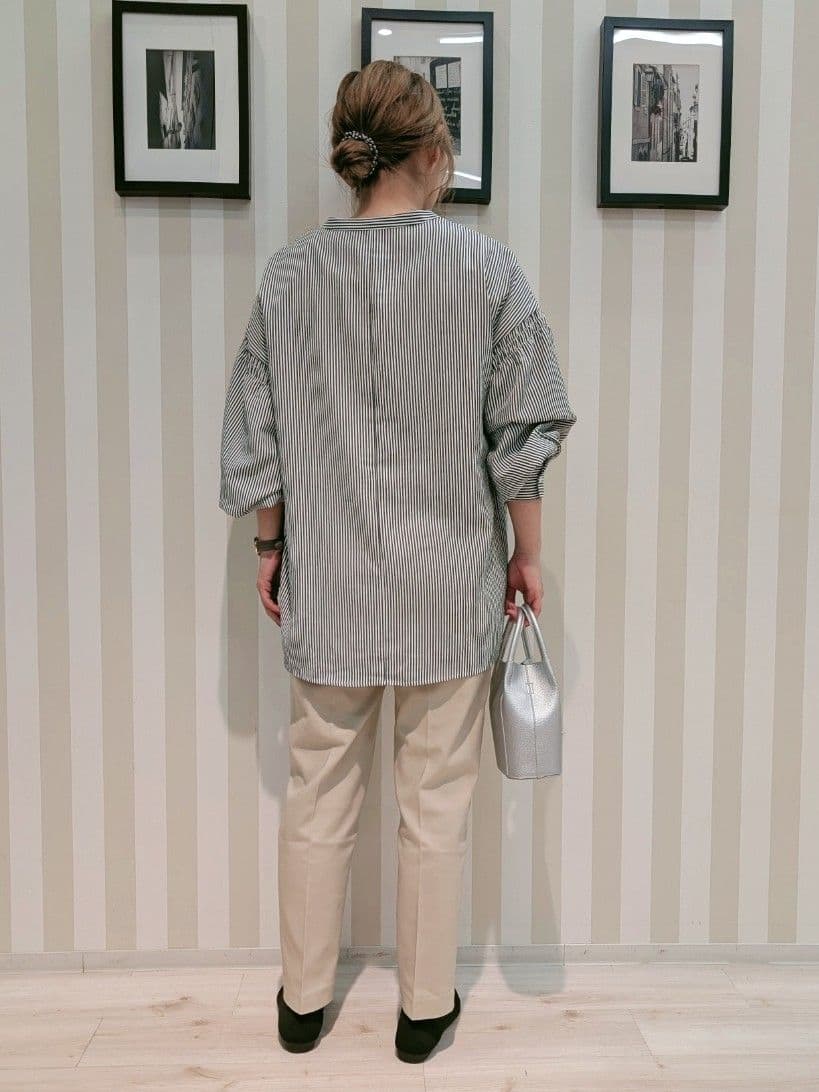 otaさんの「SHOO･LA･RUE｜【洗濯後しわになりにくい/吸水速乾/UVカット】着こなしで雰囲気いろいろ　お袖シャーリングシャツ」を使ったコーディネート