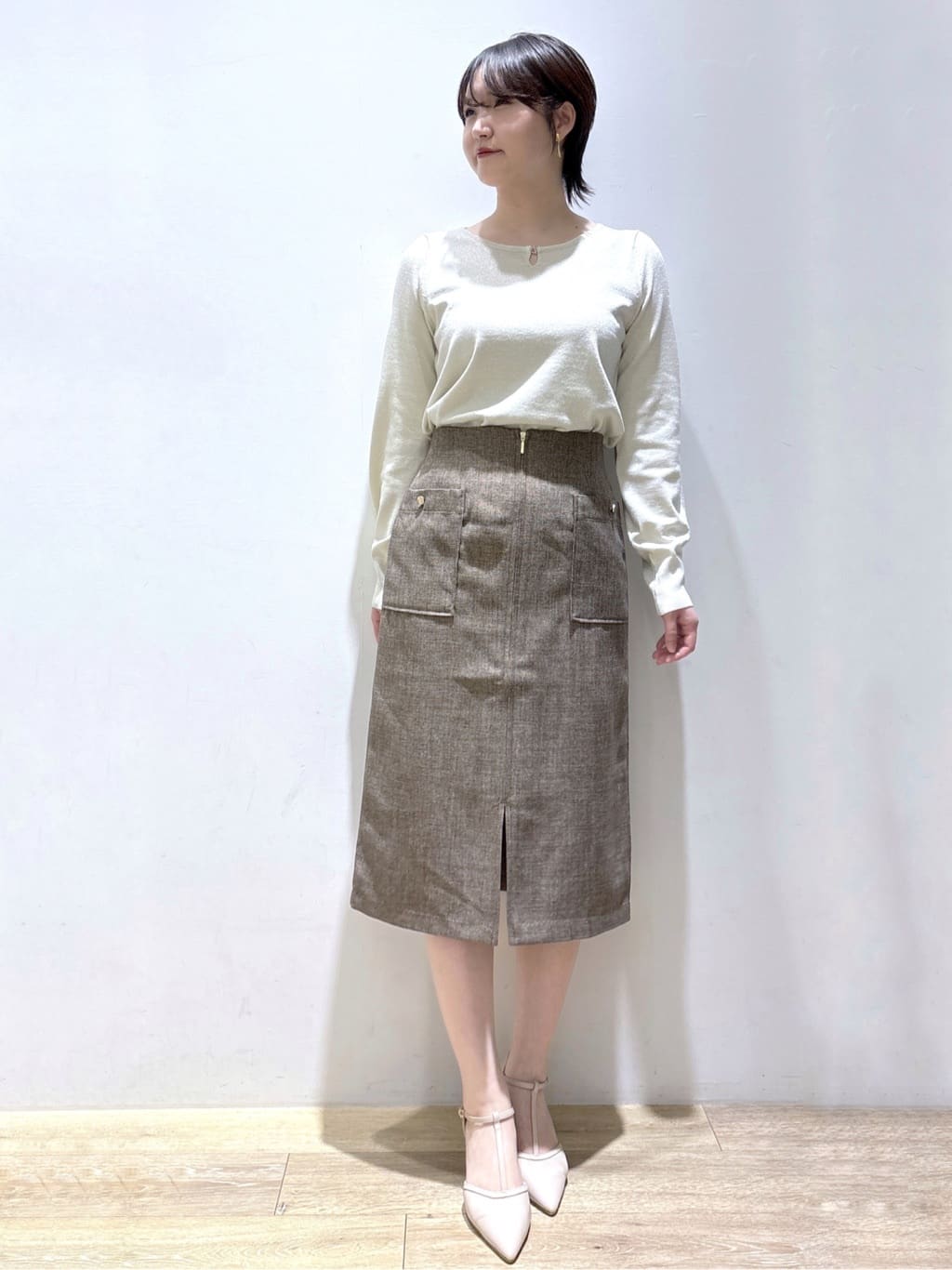 mizukiさんの「index｜パール調パーツ付きクルーネックニット【洗濯機OK】《8col／XS～3L》」を使ったコーディネート