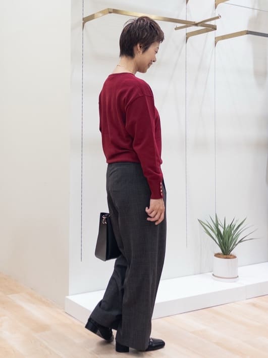 シュウコさんの「grove｜ON/OFF毎日使える！袖口ボタンドロップショルダーニット」を使ったコーディネート
