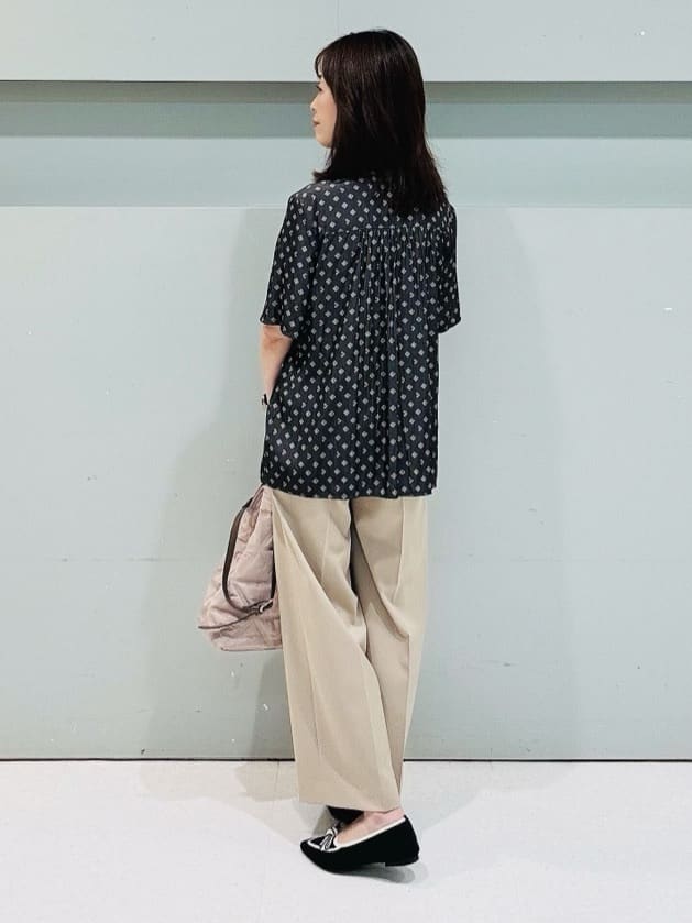 makiさんの「UNTITLED｜【セットアップ可/リラクシー/通勤】スクエアジオメ柄ブラウス」を使ったコーディネート