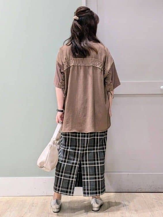 チグ♪さんの「grove｜後ろ姿で魅せる　バックドロストシャーリングTシャツ」を使ったコーディネート