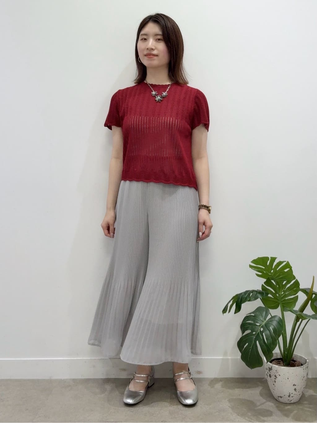 Suma Una本部スタッフさんの「SunaUna｜◆【フェイクパール付】フラワーモチーフショートネックレス」を使ったコーディネート