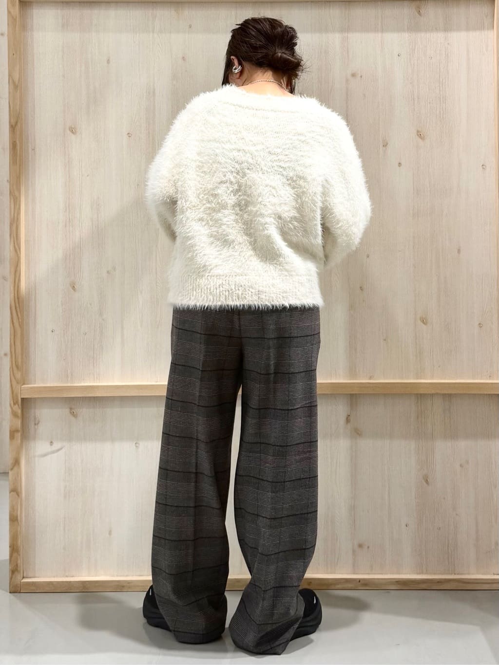nanaさんの「THE SHOP TK｜着るたびときめく ふんわりフェザーシャギーニット」を使ったコーディネート