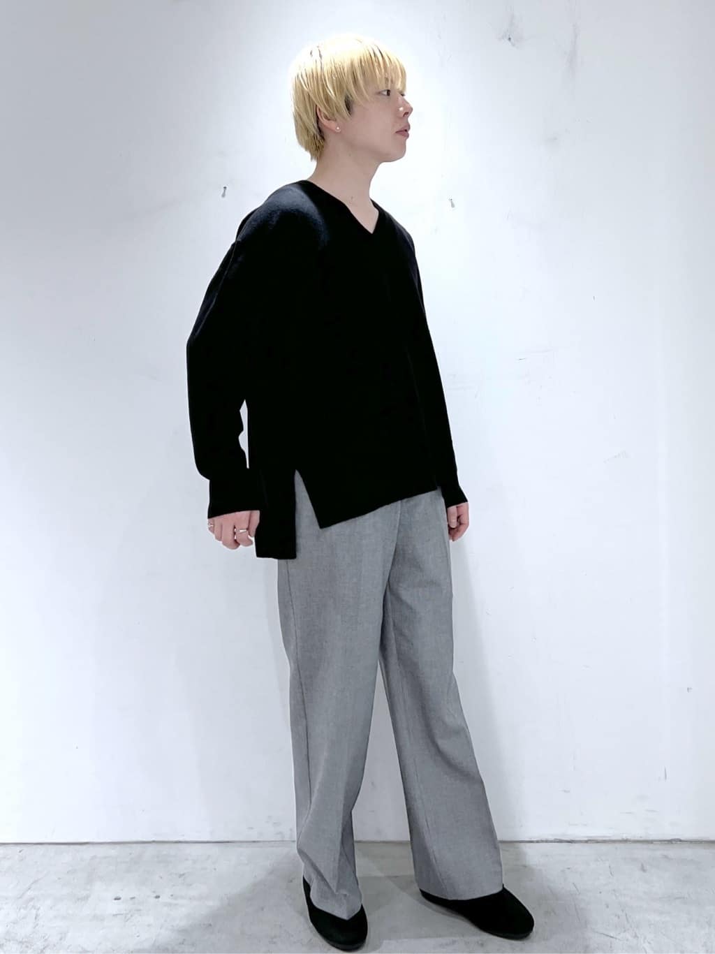 JINさんの「OPAQUE.CLIP｜Vネックニット／エクストラファインメリノウール【THEシリーズ／洗濯機OK】」を使ったコーディネート