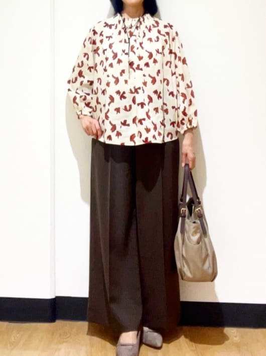 フクさんの「Reflect｜【ジャケットのインナーにおすすめ◎】花柄タックデザインブブラウス」を使ったコーディネート