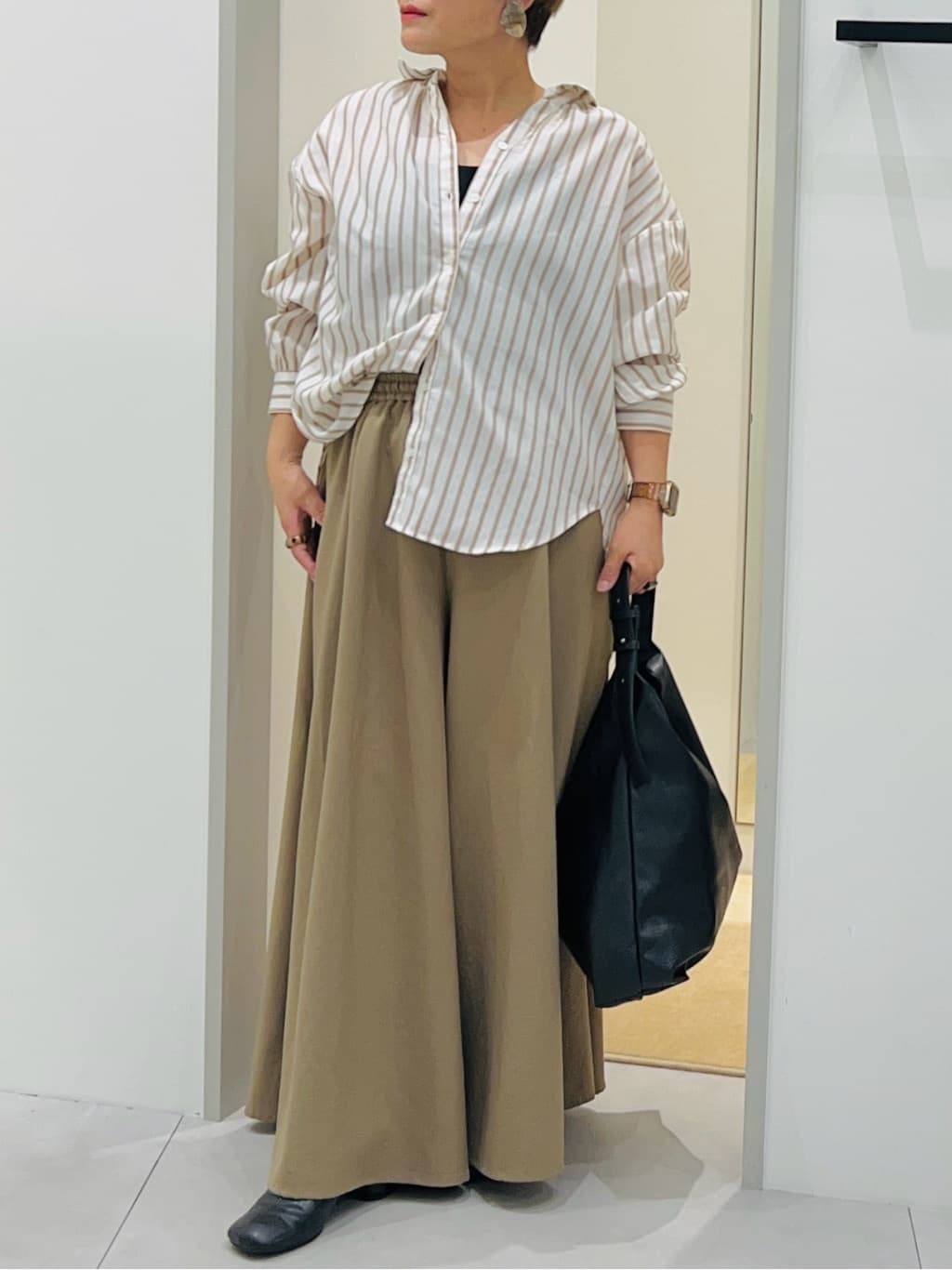 タナさんの「THE SHOP TK｜【後ろ姿もサマになる】ストライプ バックシャーリングシャツ/体型カバー/洗える」を使ったコーディネート