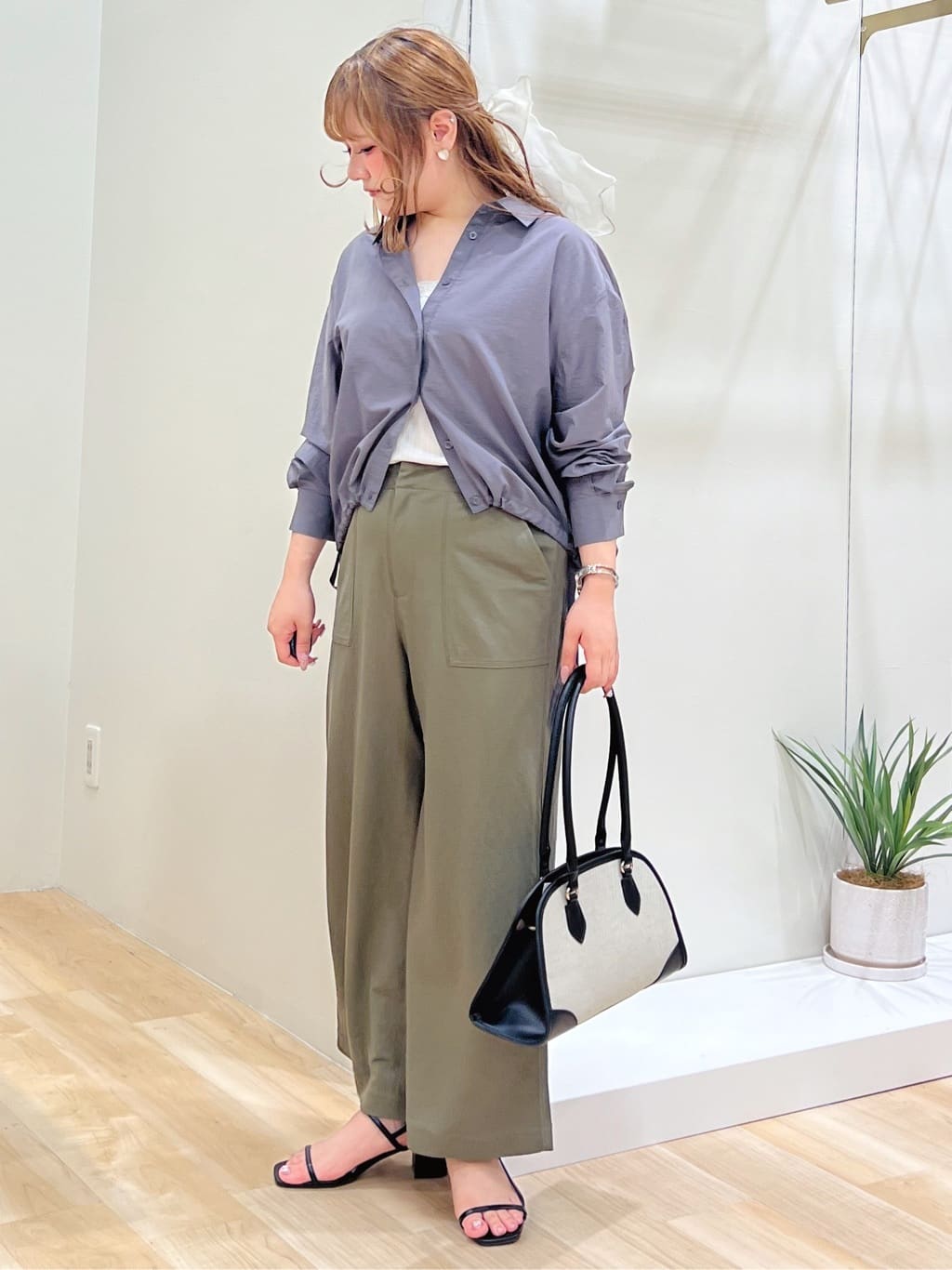 みことさんの「grove｜【接触冷感】見た目はきちんと、着心地はらくちん クロップドベイカーパンツ」を使ったコーディネート