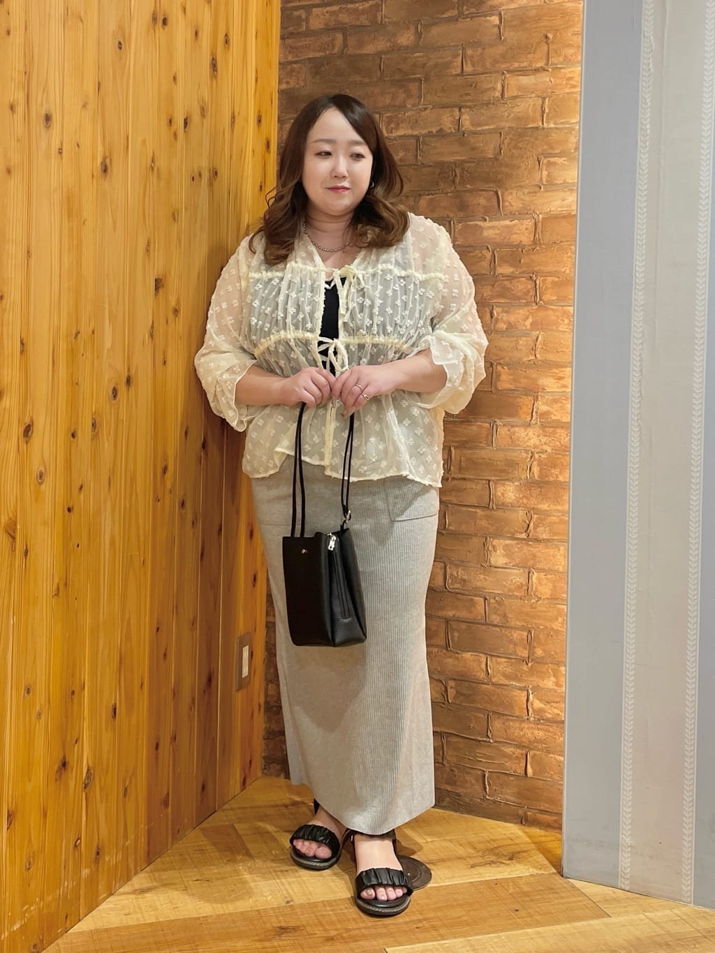Risaさんの「SHOO･LA･RUE｜華やかにさをプラスする シアードビー シャーリングブラウス」を使ったコーディネート