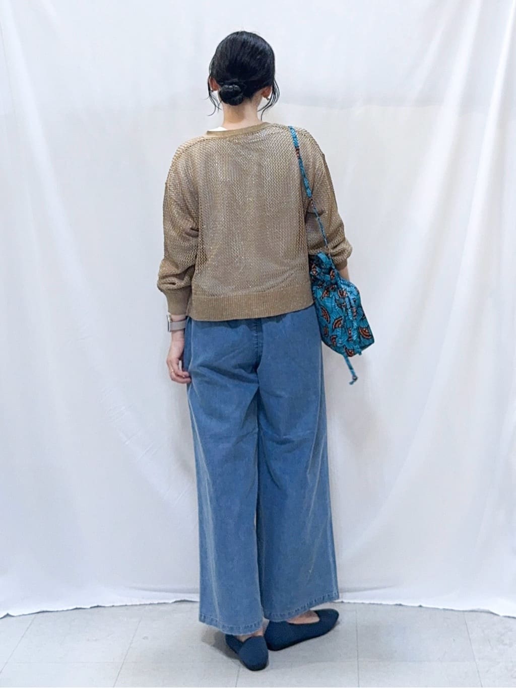 𝐇𝐢𝐫𝐨𝐦𝐢さんの「SHOO･LA･RUE｜【セットアップ可/S-LL】リボン付き イージーワイドデニムパンツ」を使ったコーディネート