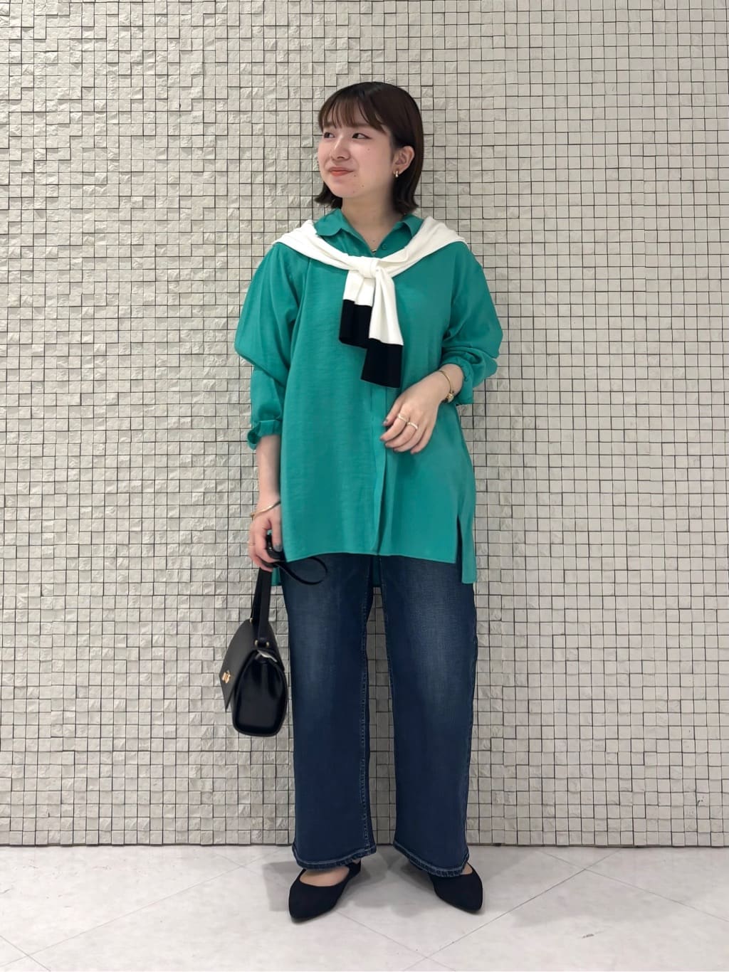 sakuさんの「INDIVI｜【体型カバー／清涼感】シアーオーバーシャツ」を使ったコーディネート