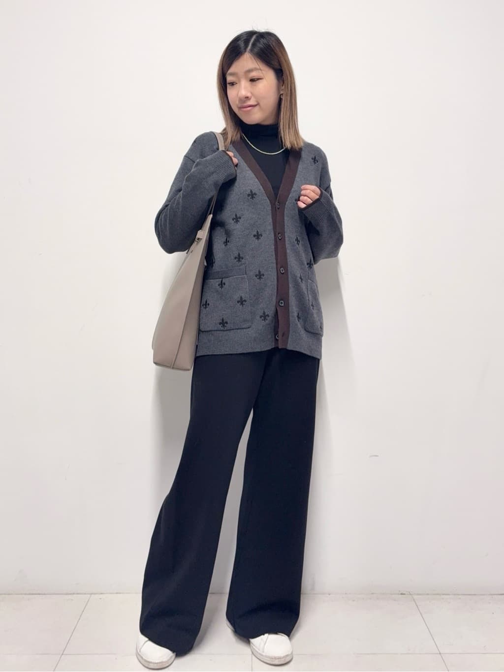 Nishijimaさんの「DRESSTERIOR｜【インナー使いに最適/しっとり暖かな吸湿発熱素材】タートルネックプルオーバー」を使ったコーディネート