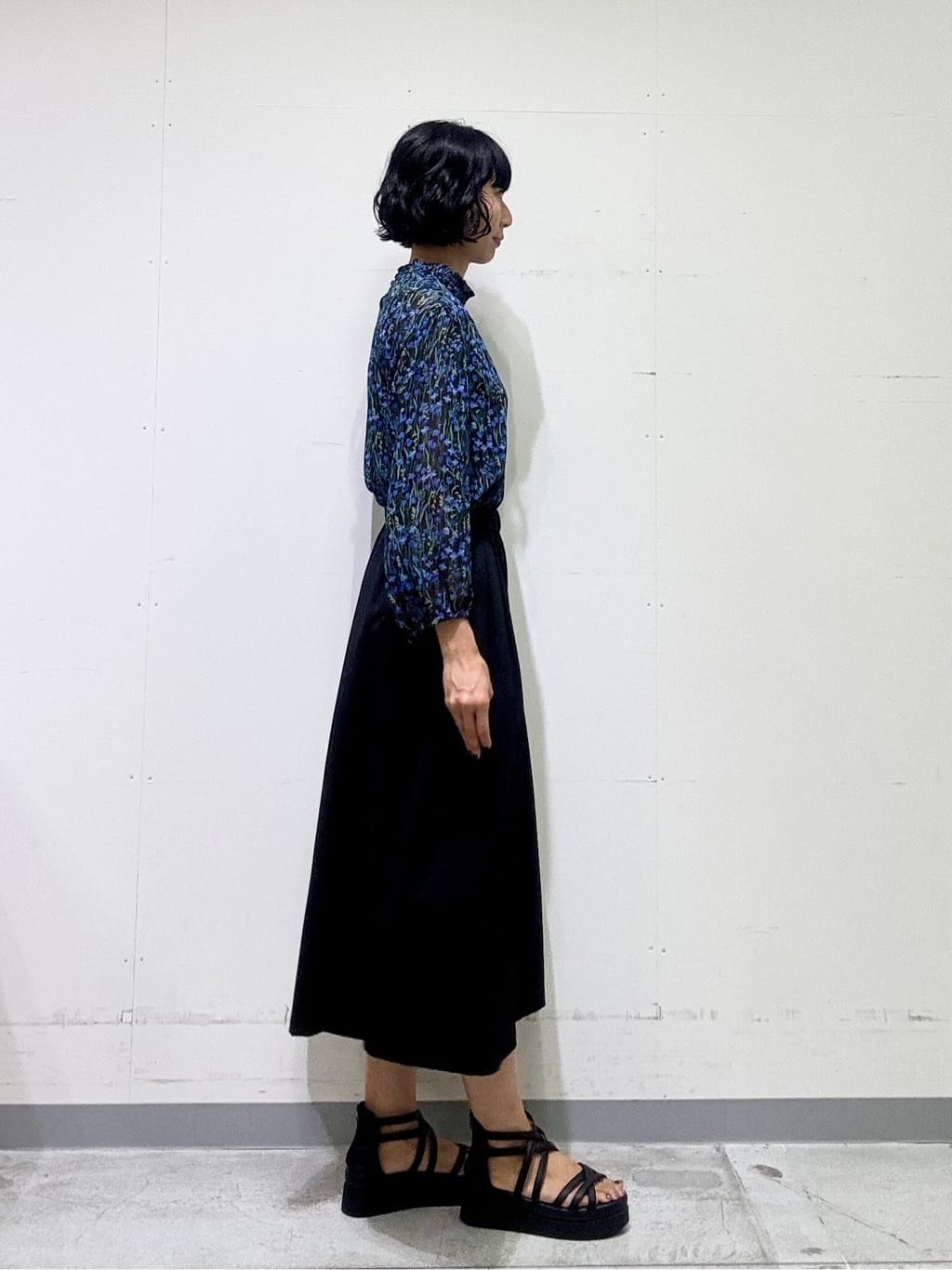 naoさんの「INDIVI｜【秋映え柄/セットアップ可能】フラワーシフォンブラウス」を使ったコーディネート