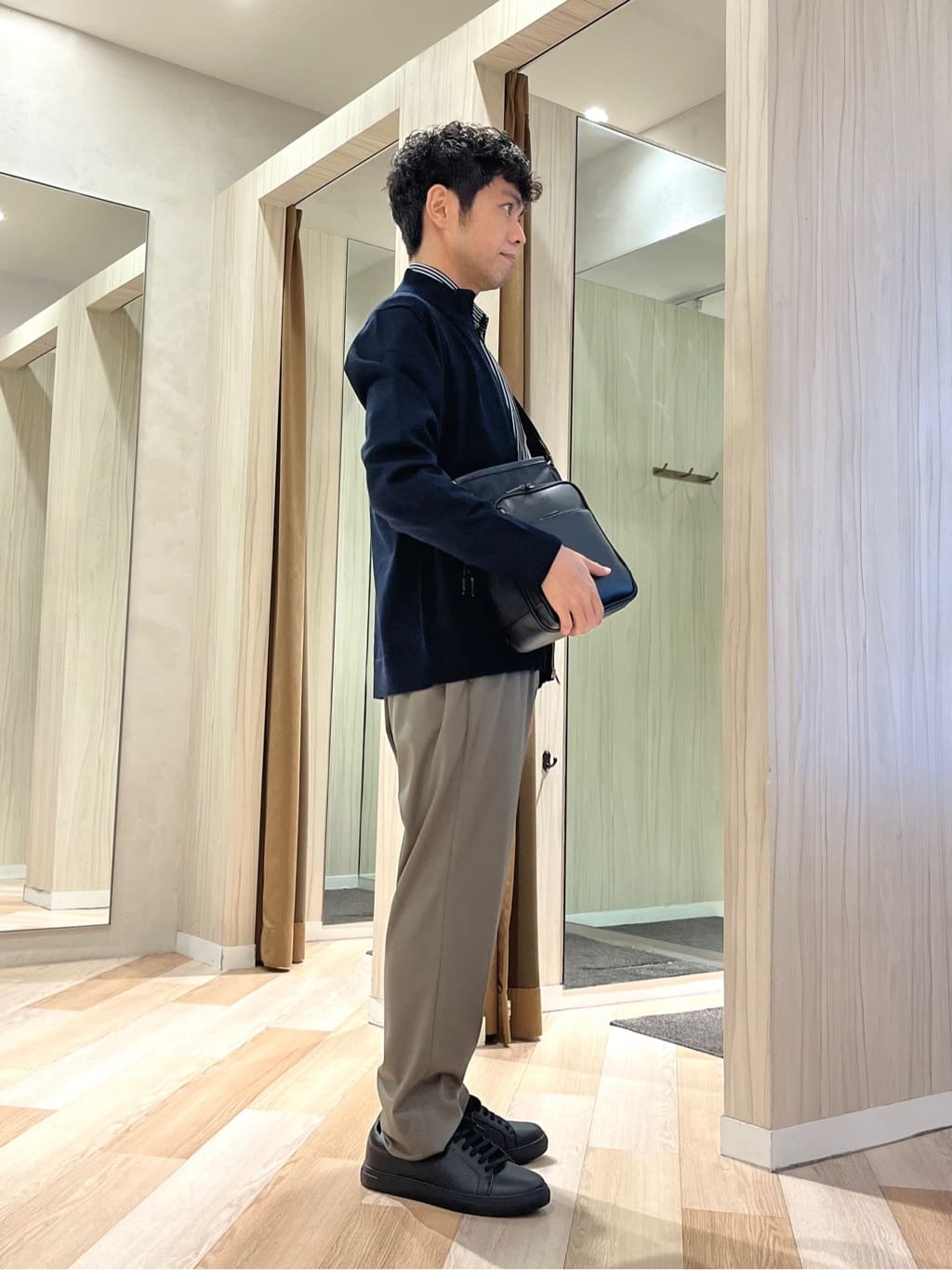 URAさんの「TAKEO KIKUCHI｜アンチピリング ジップアップ ニット」を使ったコーディネート