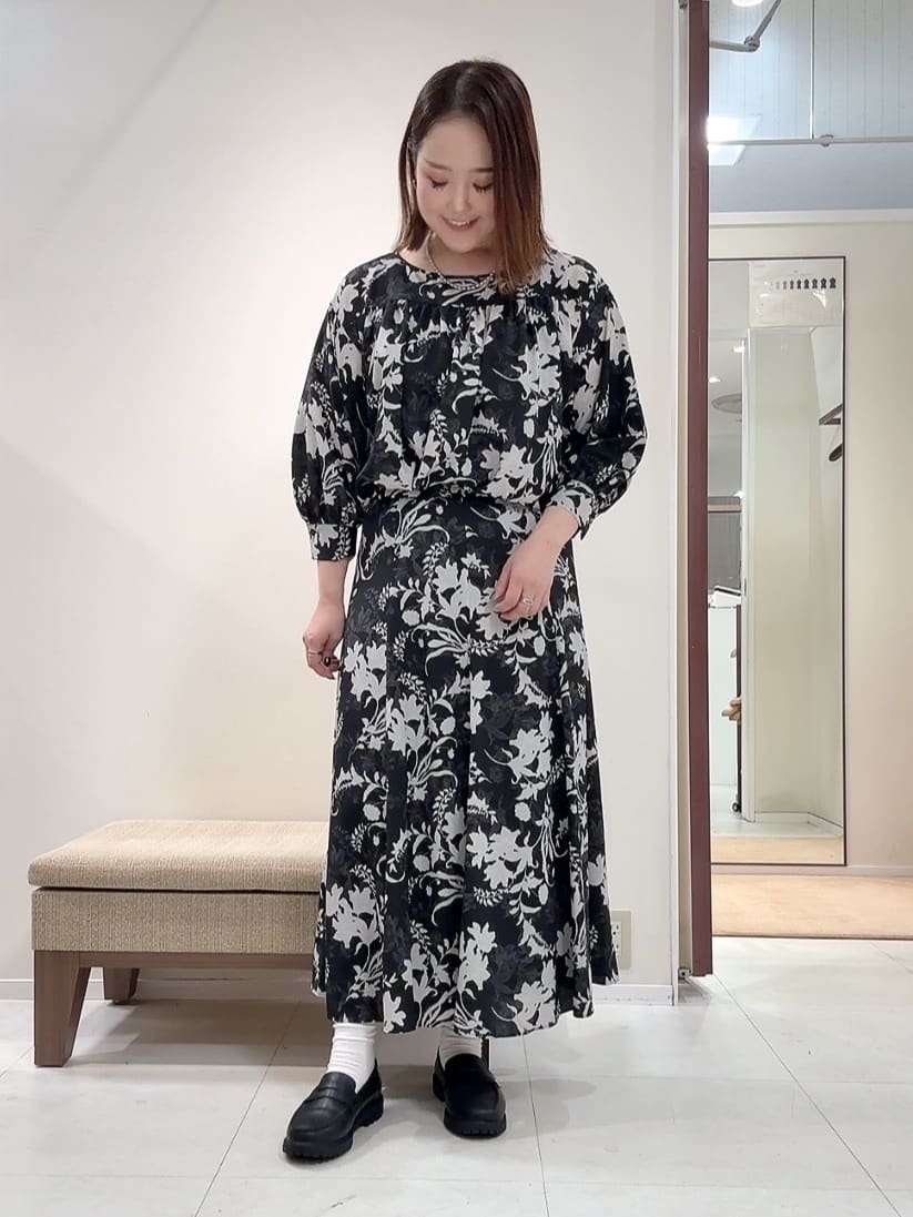 YUIさんの「UNTITLED｜【洗える/セットアップ可能】オーナメントフラワー ブラウス」を使ったコーディネート