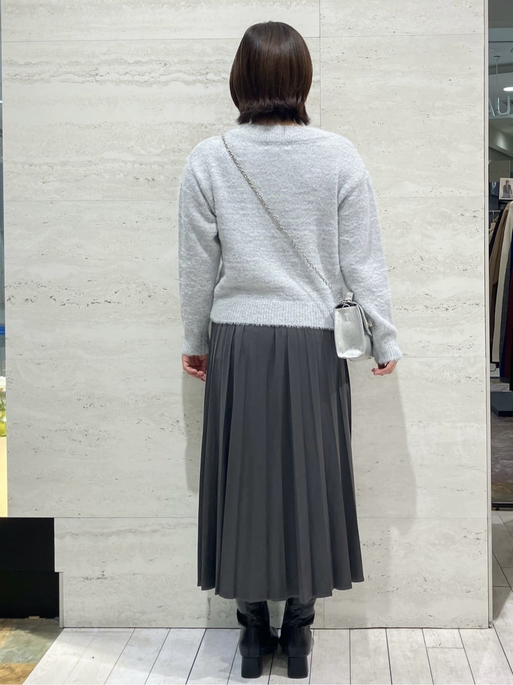 FUKAさんの「OPAQUE.CLIP｜スパンコールフェザーVネックニット【洗濯機OK】」を使ったコーディネート