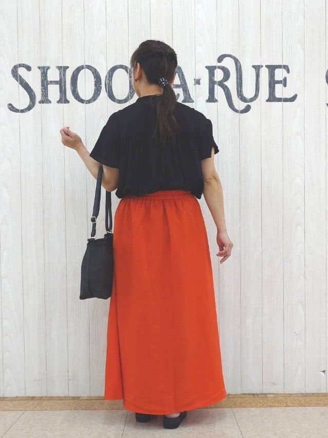 とろろさんの「SHOO･LA･RUE｜【高レビュー/着丈選べる】華やかさをプラスする アソートロングスカート」を使ったコーディネート