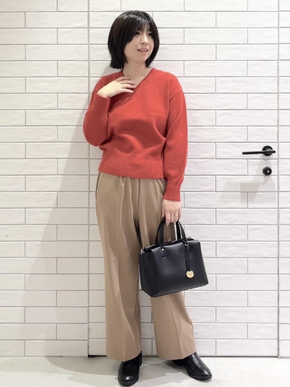 しおりさんの「OPAQUE.CLIP｜Vネックラメニット【洗濯機OK】」を使ったコーディネート