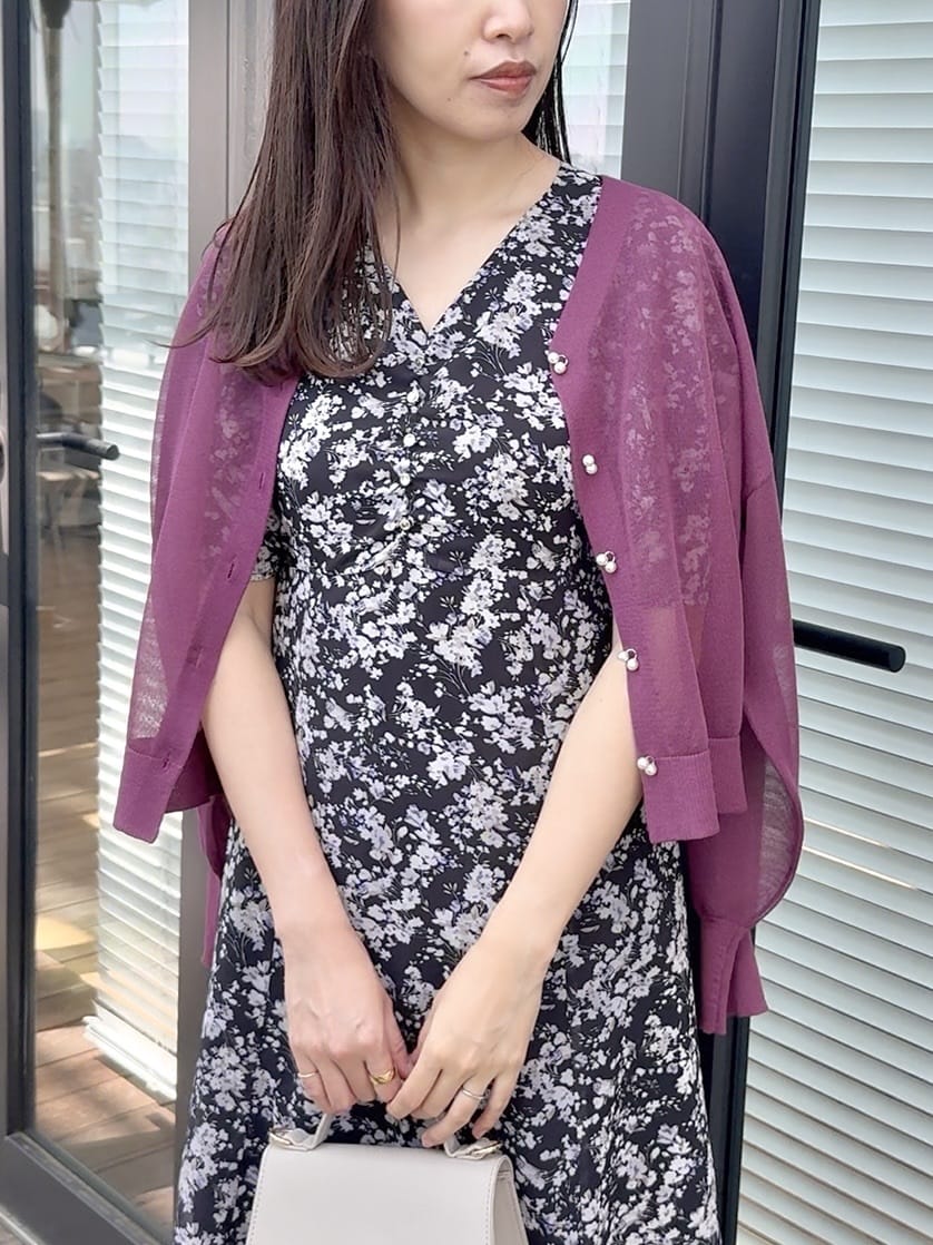 teiさんの「Couture brooch｜【一枚で着映える・通勤】Vネックフラワーワンピース」を使ったコーディネート