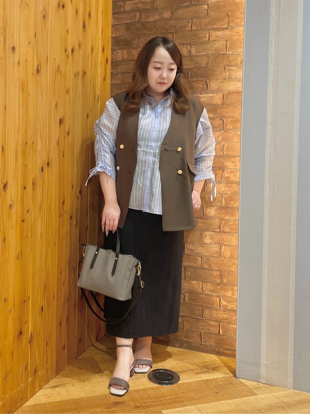 Risaさんの「SHOO･LA･RUE｜【S-LL/セットアップ可/洗濯後しわになりにくい】ダブルベスト」を使ったコーディネート