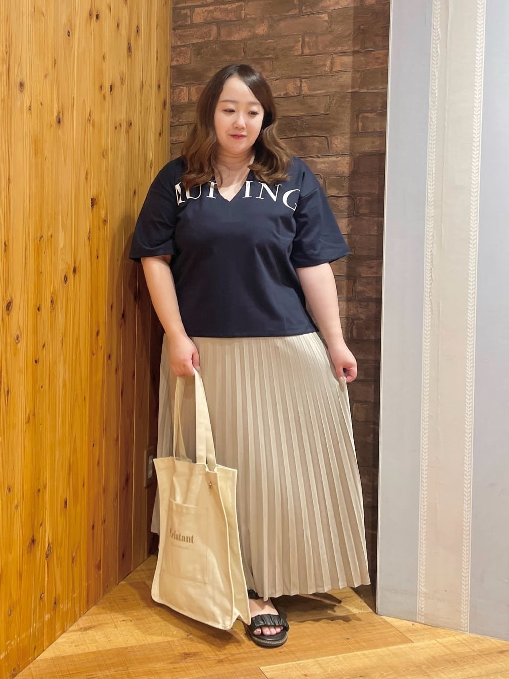 Risaさんの「SHOO･LA･RUE｜【洗える】Vネックですっきり見え ロゴトップス」を使ったコーディネート