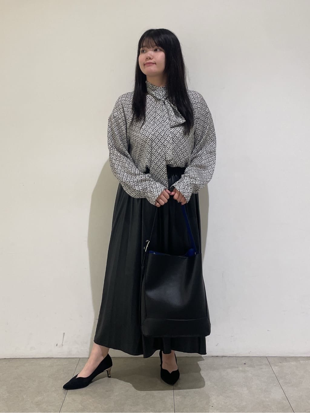 emikaさんの「INDIVI｜ジオメプリントボウタイブラウス」を使ったコーディネート
