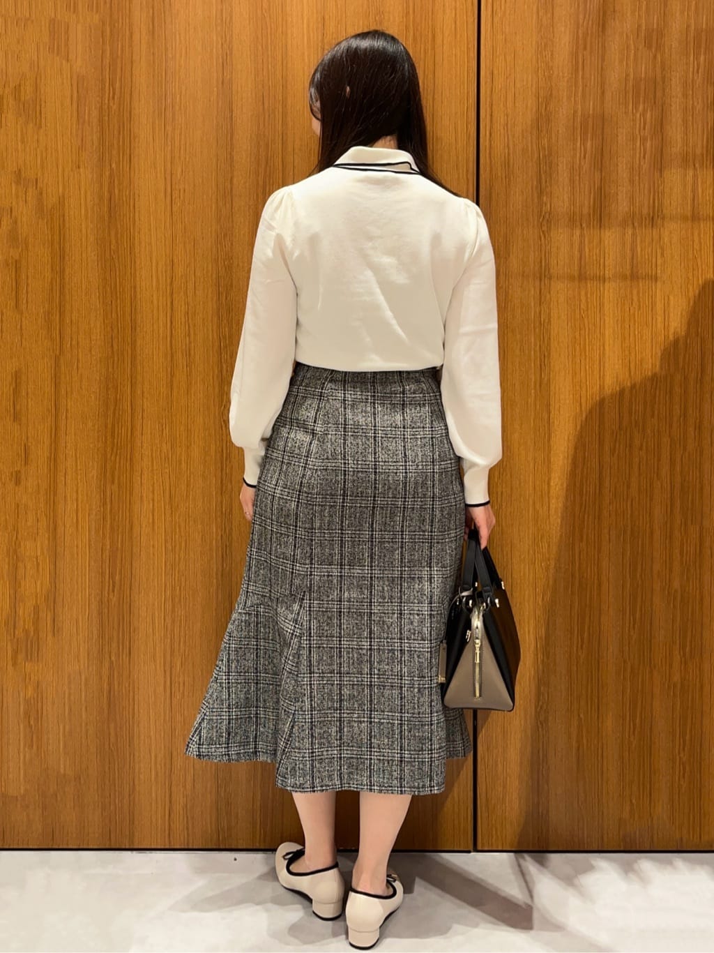 アスカさんの「index｜ゴールドパーツ付きボウタイニット【洗濯機OK】《10col／XS～LL》」を使ったコーディネート