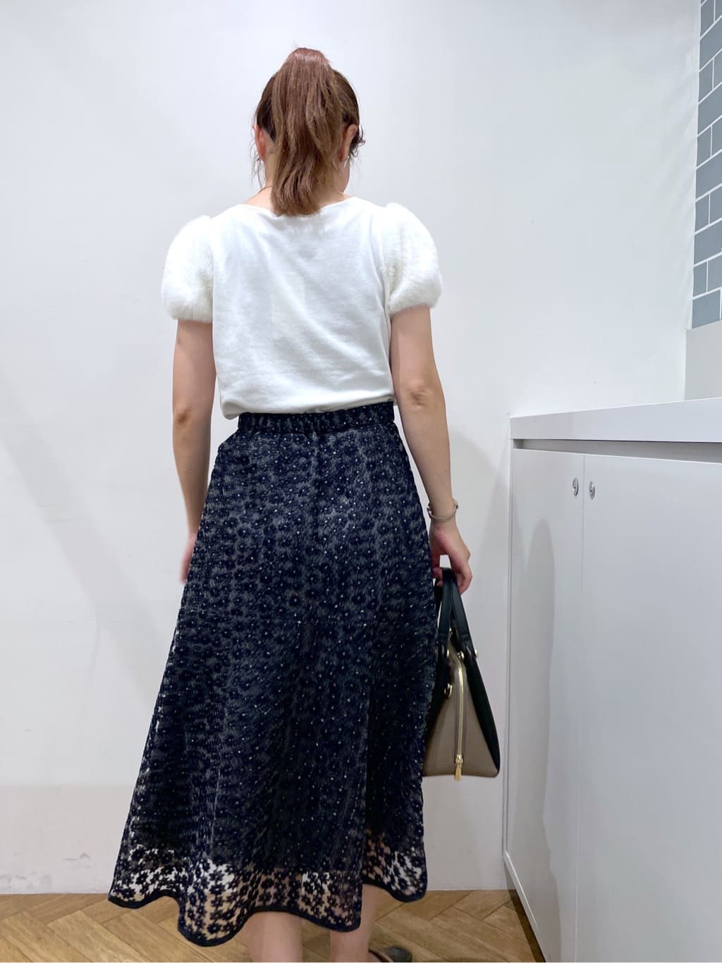 Junさんの「index｜《6色展開》フェザーパフスリーブVネックニット【洗濯機洗い可】」を使ったコーディネート