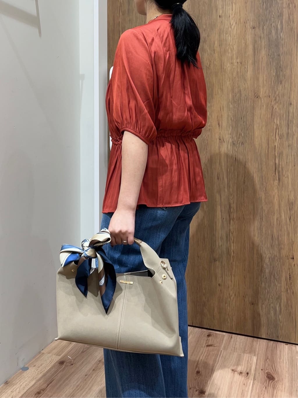Reinaさんの「grove｜【二の腕/体型カバー】メリハリシルエットが叶うシャーリングブラウス」を使ったコーディネート