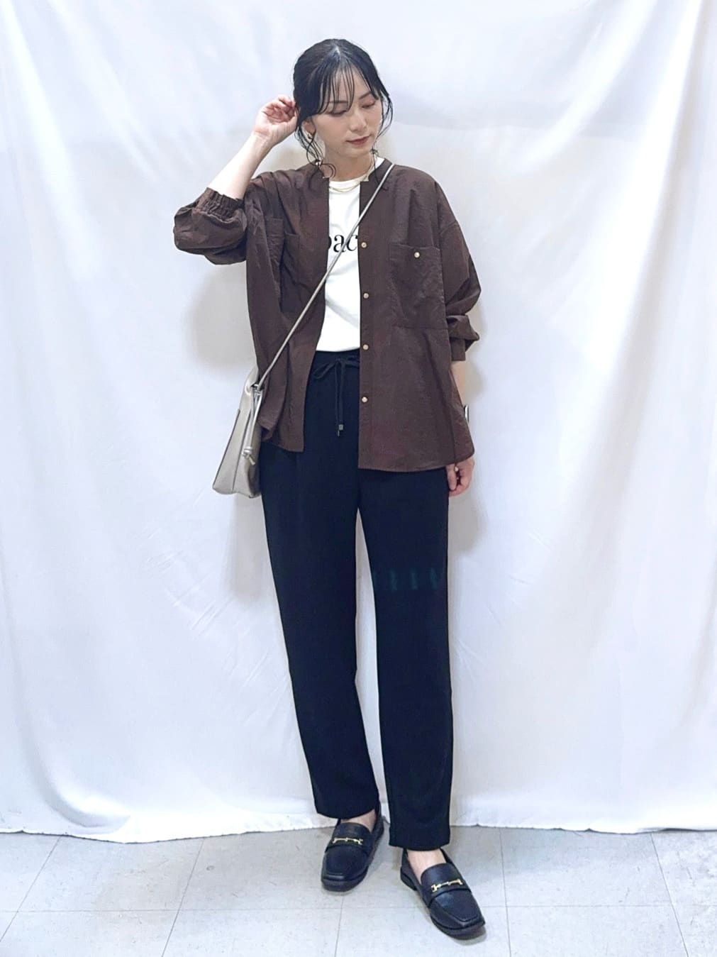 𝐇𝐢𝐫𝐨𝐦𝐢さんの「SHOO･LA･RUE｜【洗濯機可】羽織りにもなる ビックポケットVネックシャツ」を使ったコーディネート