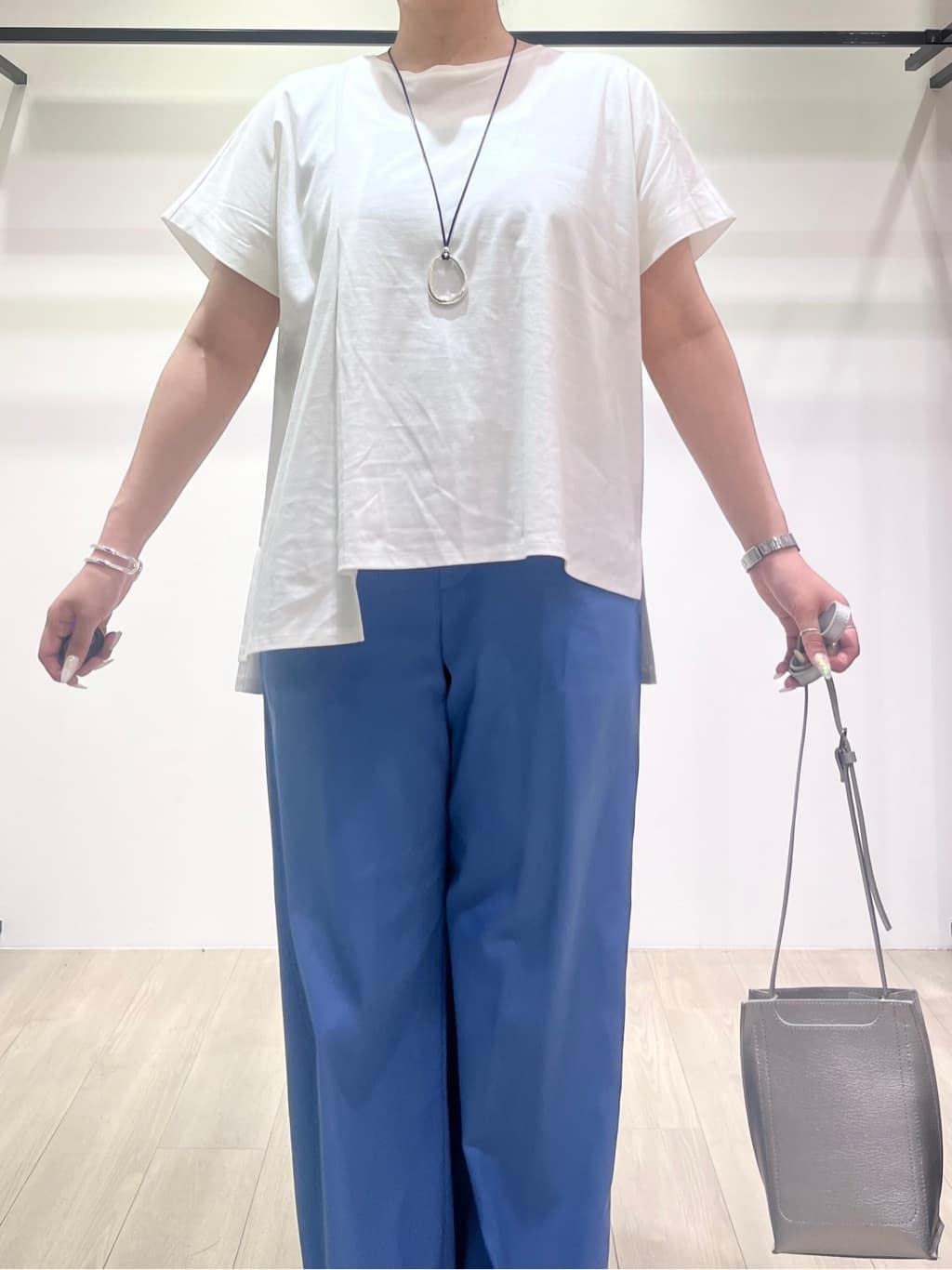 hasuさんの「INDIVI｜【洗える／汗ジミ防止】バイカラー＆アシメヘム Tシャツ」を使ったコーディネート